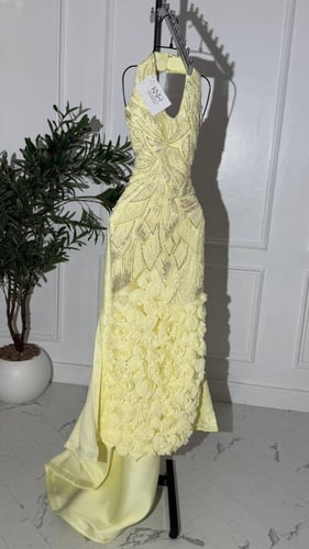 فستان سهره اصفر ميكادو مع ورود فاخرة وخرز