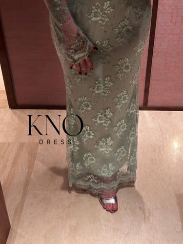 فستان دانتيل تيفاني أنيق مزين بفصوص براقة.