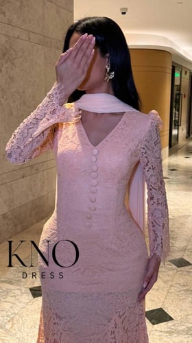 فستان دانتيل أنيق بقصة ناعمة