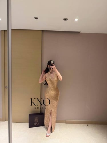 فستان ذهبي استرتش مزين بترتر وكردانة فاخرة بإطلالة...
