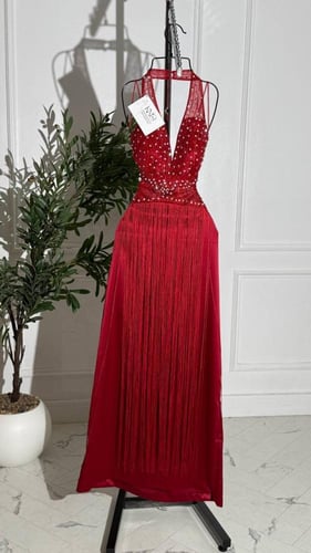 فستان تفته أحمر مطرز يدوياً مع هدب فاخر ساحر