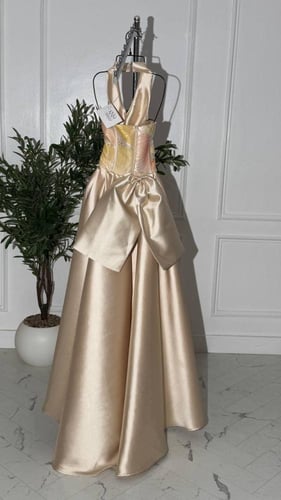 فستان ميكادو طويل بتل مموج وربطة ظهر فاخرة