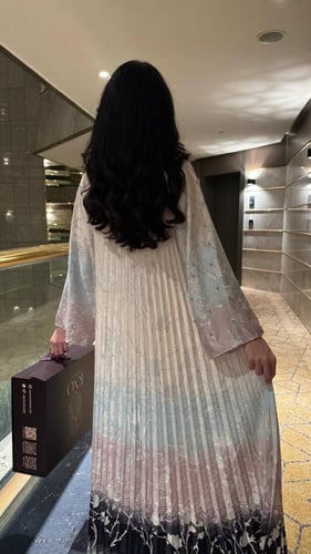 جلابية بوليسية ببرنت مموج مزينة بفصوص ناعمة، تجمع...