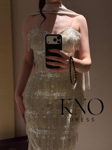 فستان بيج بخامة هدب أنيقة مع شال جورجيت خفيف لإطلا...