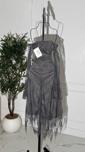 فستان رمادي داكن بقماش الدانتيل