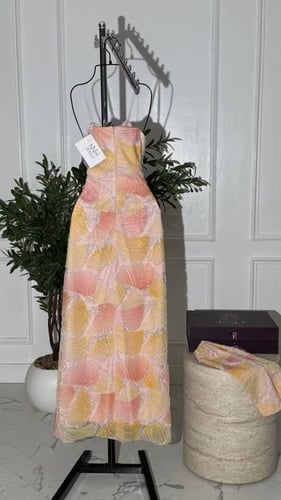 فستان سهرة طويل من التل البوليـسية المموج مع تفته...