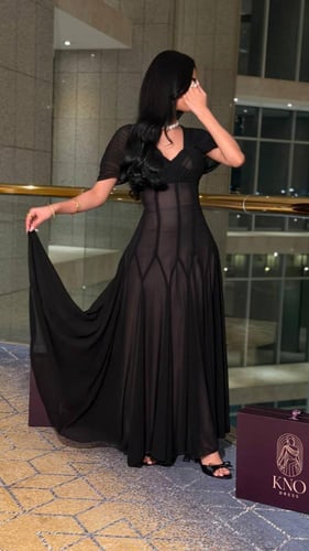 فستان جورجيت مبطن بقصة مكثفة بتصميم أنثوي فاخر