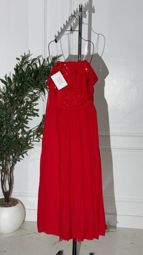 فستان احمر بأكمام طويلة مع شك