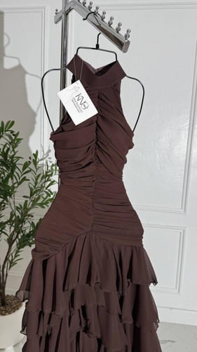 فستان بني بتصميم طبقات كشكش