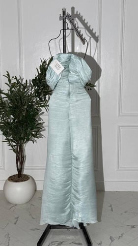 فستان سهرة تيفاني فاتح طويل من خامة كرنكل مزين بور...