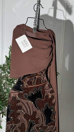 فستان الخامة مخمل مع شك فاخر ولمسات جورجيت تضيف نع...