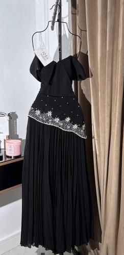 فستان اسود بكسرات وتطريز لؤلؤي