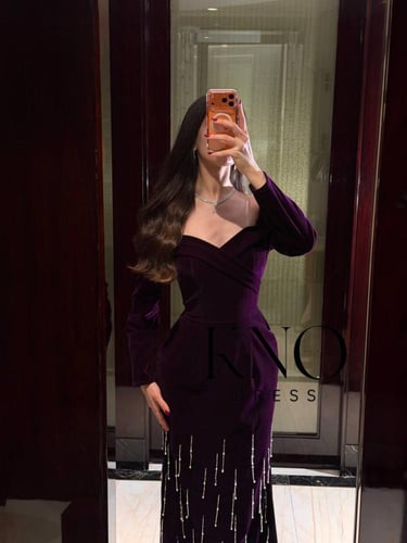 فستان جوخ فاخر مع تطريز يدوي مباشر يضيف له لمسة فخ...