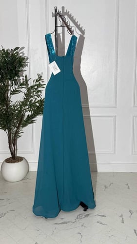 فستان سهرة فيروزي طويل مع شك