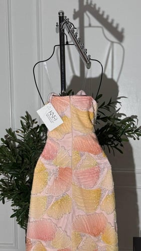 فستان سهرة طويل من التل البوليـسية المموج مع تفته...