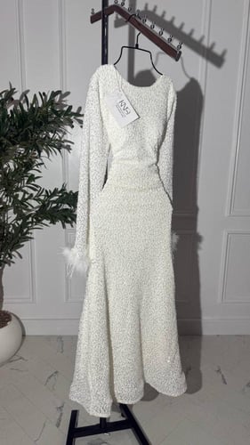 فستان ترتر مع اكمام طويله بأطراف ريش