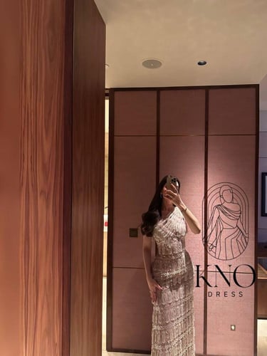 فستان سهرة لحمي طويل بتفته فاخرة مع شك وهدب لامع ب...