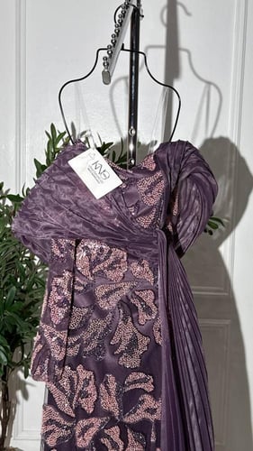 فستان جازار بوليسية مع شك مموج يمنحه لمسة فخمة وحر...