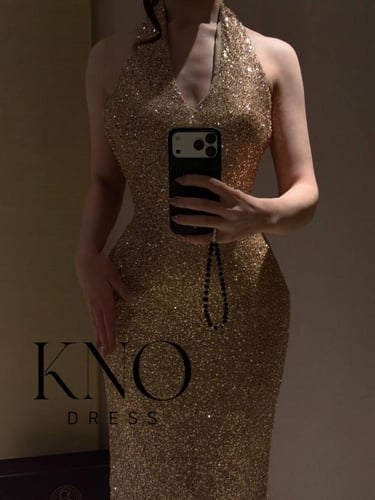 فستان ذهبي استرتش مزين بترتر وكردانة فاخرة بإطلالة...
