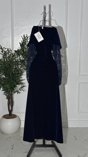 فستان كحلي جوج فاخر مع دانتيل أنيق يضفي لمسة راقية...