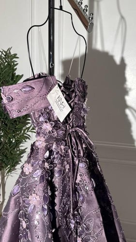 فستان سهره بنفسجي ميكادو مع ورود اوف شوردر