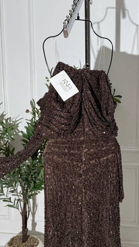 فستان دانتيل بني مطرز بكردانة ولؤلؤ فاخر بتصميم أن...