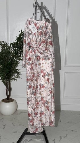 فستان دانتيل استرتش فاخر بفصوص براقة وتصميم مزين ب...