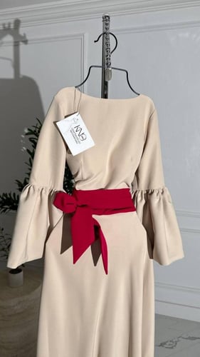 فستان سواريه لون بيج قماش باربي مع حزام فوشي