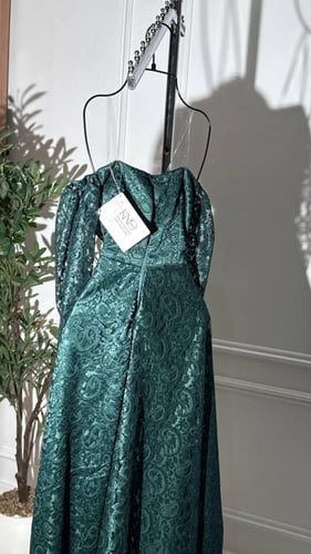 فستان زيتي دانتيل بأكمام منسدلة – أناقة ناعمة بلون...