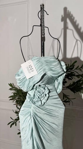 فستان سهرة تيفاني فاتح طويل من خامة كرنكل مزين بور...