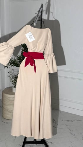 فستان سواريه لون بيج قماش باربي مع حزام فوشي