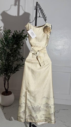 فستان مع وردة بالأعلى وحزام