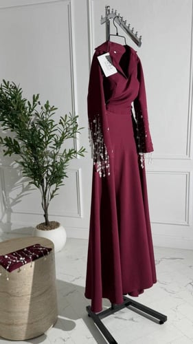 فستان شيخة مزين باللؤلؤ والكريستال