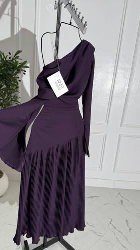 فستان بنفسجي داكن بكسرات من الاسفل