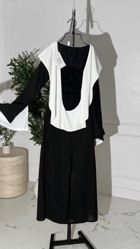 فستان اسود ناعم بياقة بيضاء