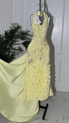 فستان سهره اصفر ميكادو مع ورود فاخرة وخرز