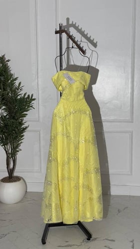 فستان سهرة أصفر كلوش بتطريز ورود لامعة فخم