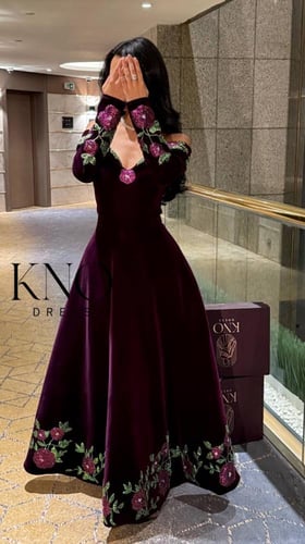 فستان جوخ أنيق مزين بفصوص ملونة بلمسة فاخرة