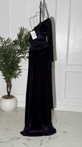 فستان راقٍ من مخمل مع تنورة ميكادو أنيقة بتصميم يظ...