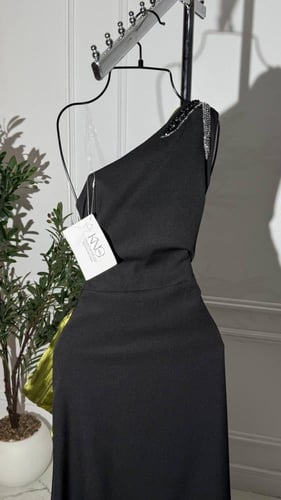 فستان اسود مع باربي زيتي و تطريز