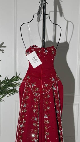 فستان سهرة عودي طويل بذيل خلفي مطرز ناعم