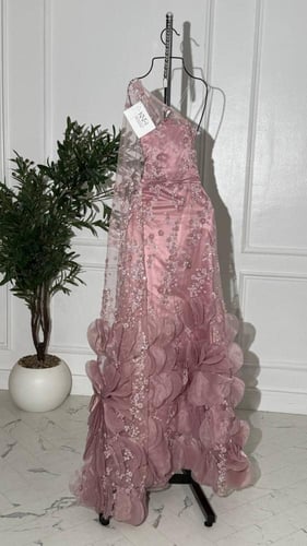 فستان تل مع شك فاخر وزينة ورود ليزر