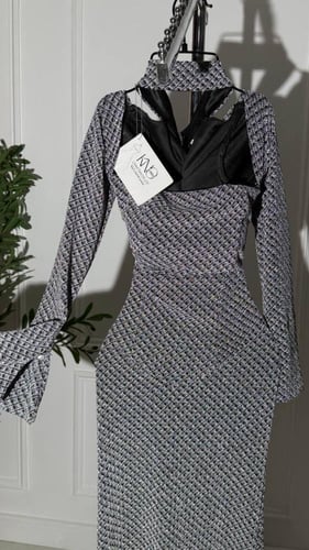 فستان فضي طويل لامع بأكمام طويلة