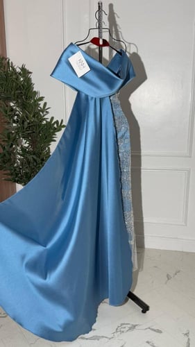 فستان سهرة سماوي طويل مع شك بأكمام مكشوفة