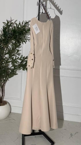 فستان طويل بيج بتطريز مع اكمام طويلة