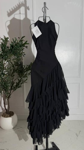 فستان اسود ناعم مع كشكش مائل