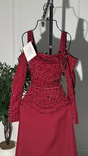 فستان سهرة بايري عنّابي مطرّز يدويًا