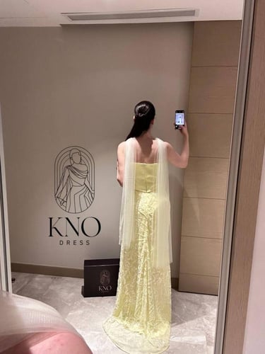 فستان سهرة ليموني راقي بخيوط دانتيل وخَرَز فاخر