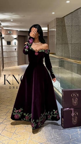 فستان جوخ أنيق مزين بفصوص ملونة بلمسة فاخرة