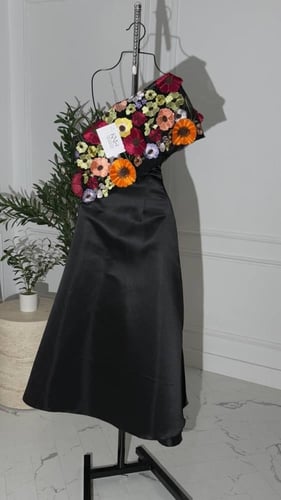 فستان أسود طويل بأكمام شفافة مزين بالورد